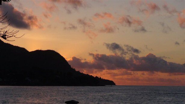Sonnenuntergang an der Beau Vallon Bucht auf den Seychellen