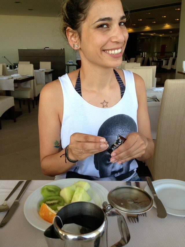 BUNTE-Online Redakteurin Sonya Netzle vor einem Teller Obst auf Kreta