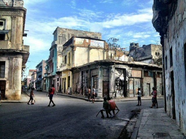 Schnappschuss von spielenden Kindern in den Straßen von Havanna