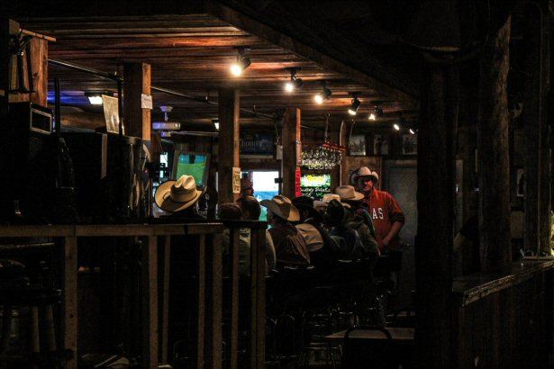 Cowboys an der Bar in einem Saloon in Wyoiming.