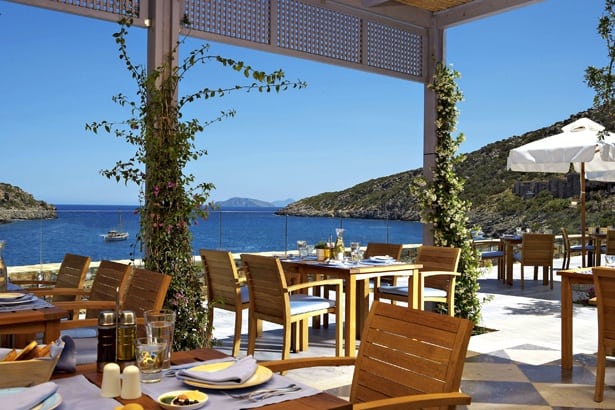 Sonnenterrasse im Daios Cove Luxury Resort & Villas auf Kreta