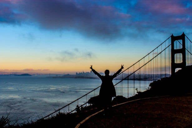Bloggerin Angelika Schwaff vor der Golden Gate Bridge