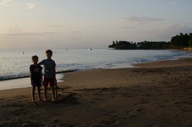 Zwei kleine Jungs vorm Sonnenuntergang am Strand von Rincon, Puerto Rico