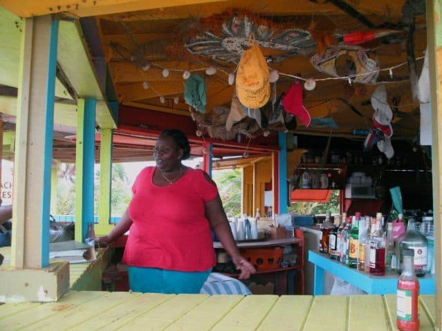 Barfrau Luisa auf den Bahamas hinter der Bar.