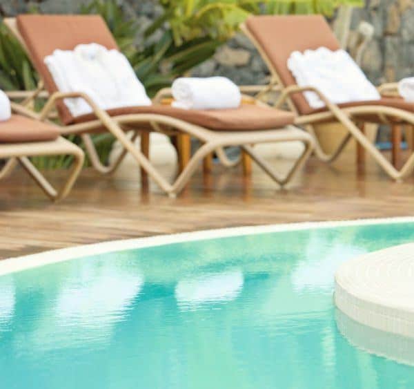 Die Stadt Guadix liegt im Norden Andalusiens und wartet mit einer unerwarteten Sehenswürdigkeit auf: Durch den Boden zieht sich ein unterirdisches Labyrinth aus ungefähr 2.000 Höhlen.