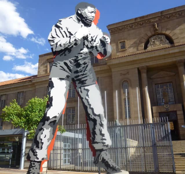 Statue von Mandela als Boxer
