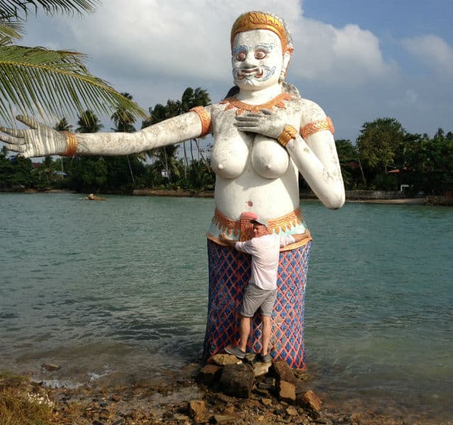 Große, füllige Frauenstatue an der Küste, die der Autor versucht zu umarmen