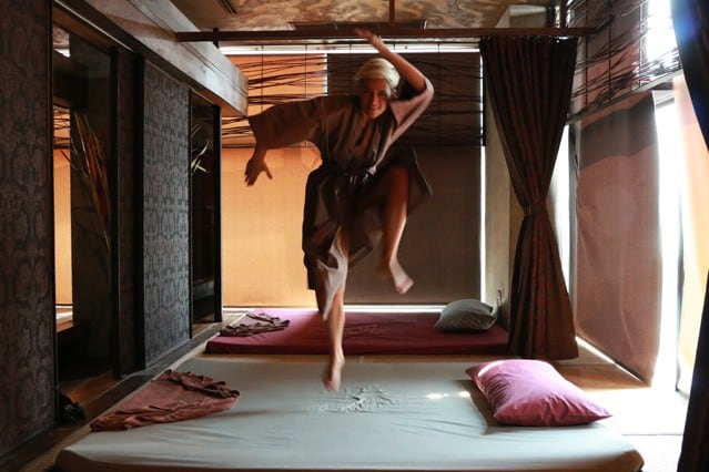 Autorin Mia springt im Kimono auf dem Massagebett herum