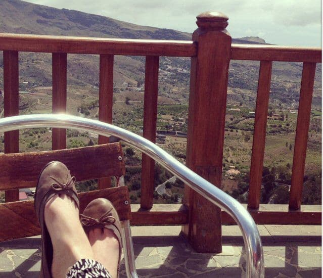 Füße auf einem Stuhl auf der Aussichtsterrasse des Viverde Las Tirajanas auf Gran Canaria