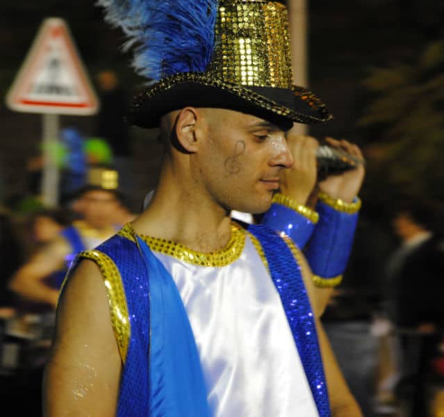Komm, und sei mein Notenschlüssel Für den Karneval auf Madeira werfen sich die Locals in richtig professionelle Kostüme