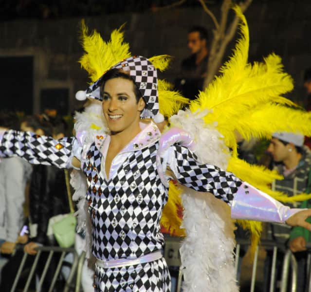 Gelbe Federn, strahlendes Lächeln: So präsentieren sich die Karnevals-Tänzer von Madeira