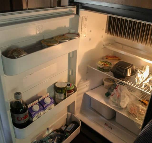 Mein Kühlschrank: immer voll. Kurz danach habe ich die Flaschen in Küchenpapier eingewickelt, dann hörte auch das Klimpern auf!