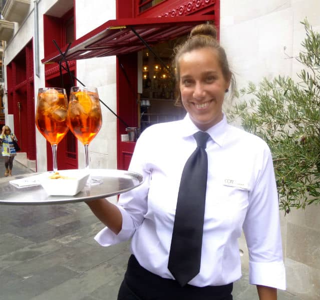 Mein Geheimtipp für Palma in 2014: auf der Straßenterrasse des Boutiquehotels Cort in Palma direkt gegenüber dem Rathaus von Palma gibt’ s den besten Aperol Spritz, serviert von reizenden Damen