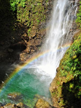 Wasserfall mit Regenbogen auf Karibikinsel Dominica