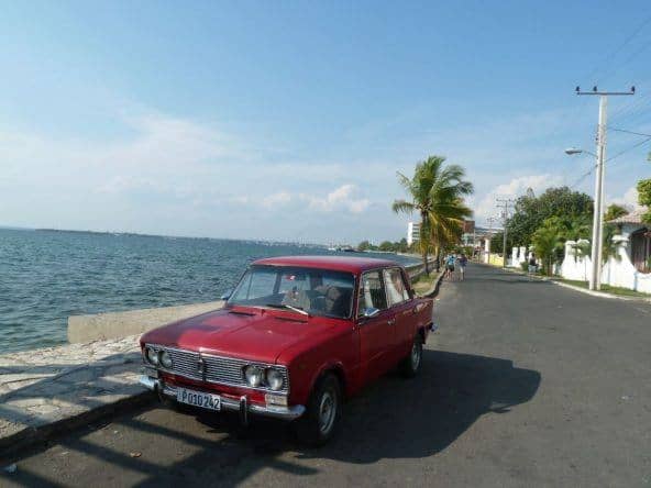 Kubanisches Auto in Cienfuegos