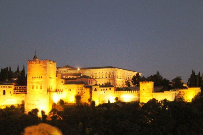 Blick auf die Alhambra bei Nacht