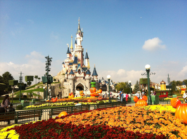 Alles ist schon prunkvoll geschmückt für Halloween in Disneyland® Paris.