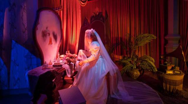 Kein Spiegelbild sondern ein Totenkopf - die Braut blickt dem Tod ins Gesicht