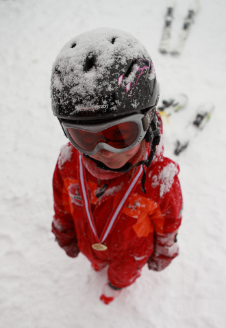 Kind mit Medaille Skifahren