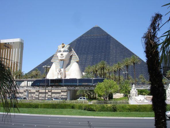 Pyramidenflair und Sphinx im Luxor auf dem Las Vegas Strip