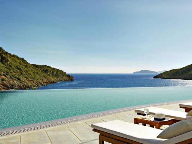 Die türkis- und dunkelblaue Farbkombination von Pool und Meer gibts nur im Daios Cove Luxury Resort & Villas auf Kreta