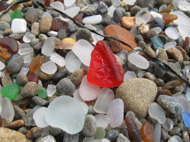 Wunderschön und sehr selten - rotes Glas am Glass Beach