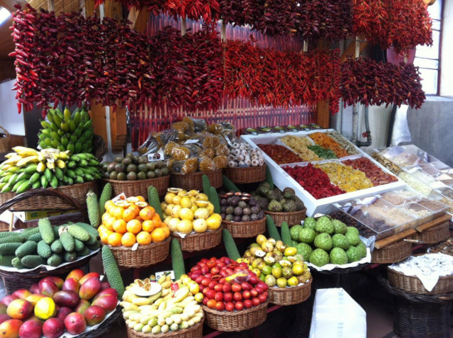 Bunte Vielfalt auf dem berühmten Markt in Funchal. Hier kann man nicht widerstehen.