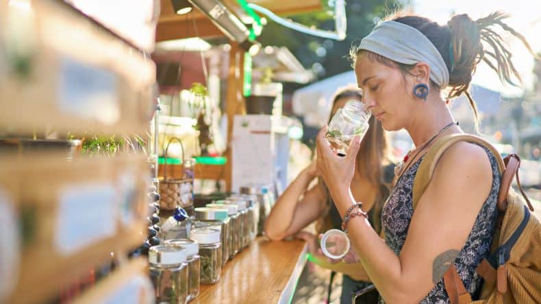 Frau auf Markt in Pattaya Thailand