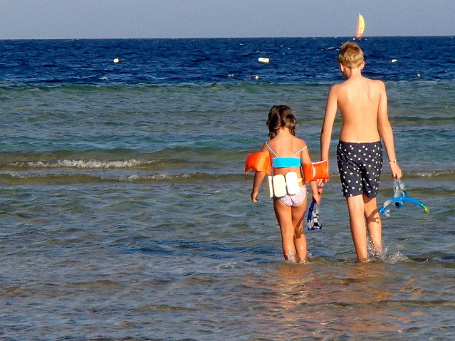 Kinder am Strand vpnm Hurghada