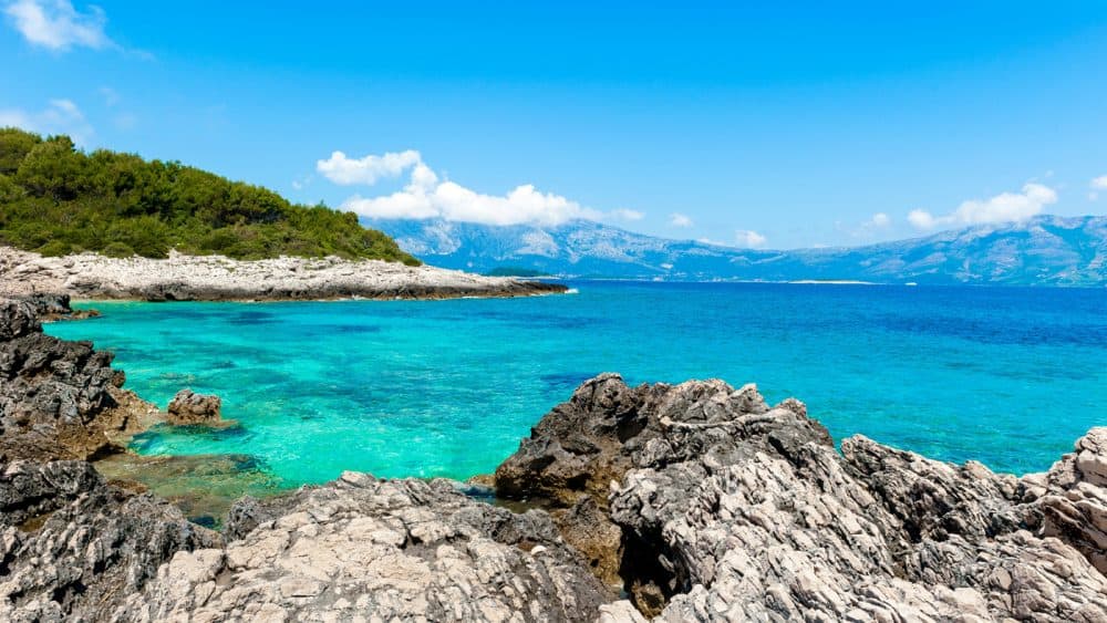 Türkisblaues, klares Wasser erwartet dich auf Korcula in Kroatien