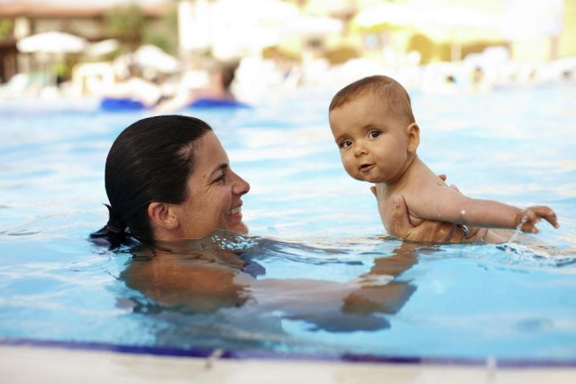 Im Wasser fühlen sich die meisten Babys pudelwohl! Aber nicht nur für das Baby, sondern auch für die Mama, ist die Bewegung im warmen Pool entspannend. Die perfekte Mutter-Kind-Gymnastik!