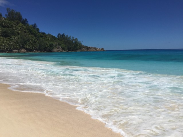 Philipp war im Badeurlaub mit Baby: Unter anderem am Anse Intendance Strand auf der bliebten Insel Mahé auf den Seychellen 