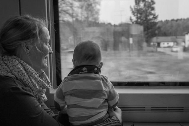 Baby und Mutter im Zug