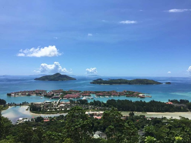 Am Meer im Babyurlaub: Wunderschöne Aussicht auf die Insel Mahé auf den Seychellen