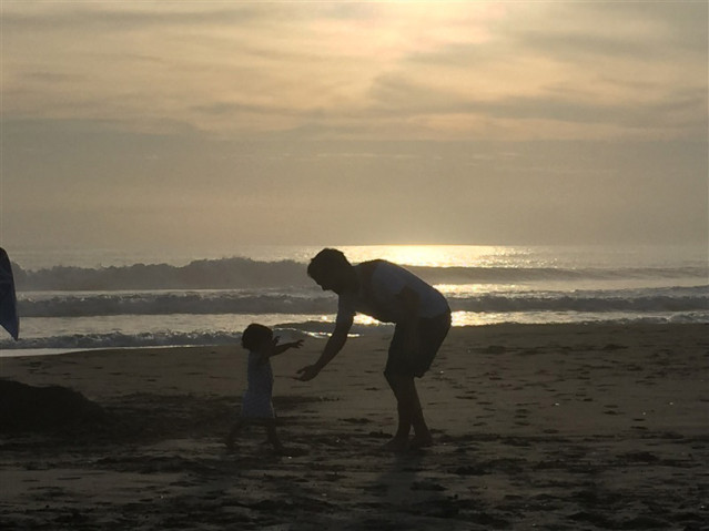 Philipp im Urlaub mit seinem Baby am Meer