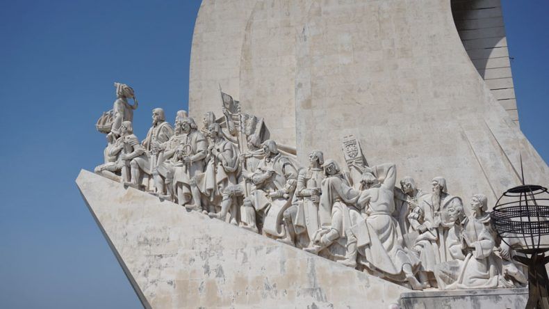 Das Denkmal der Entdeckungen zeigt 33 wichtige Persönlichkeiten: Ganz vorne ist Heinrich der Seefahrer