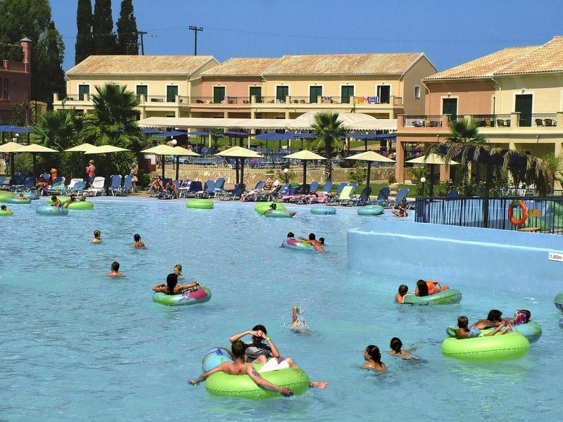 Der drittgrößte 'Wellenpool der Welt befindet sich im SplashWorld Aqualand Resort auf Korfu in Griechenland