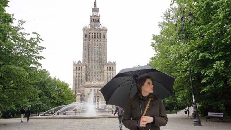 Bei leichtem Regen posiere ich vor dem Kulturpalast in Warschau