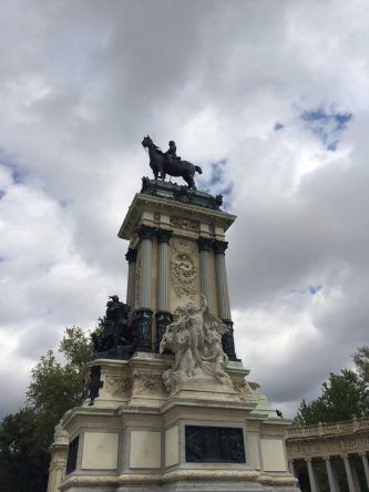 Hier ist das Monument für Alfons XII. direkt am See im Retiro Park zu sehen