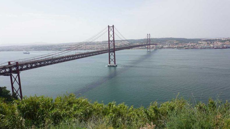 Die zweitlängste Hängebrücke der Welt: Ponte 25 de Abril über dem Fluss Tejo verbindet Lissabon und Almada