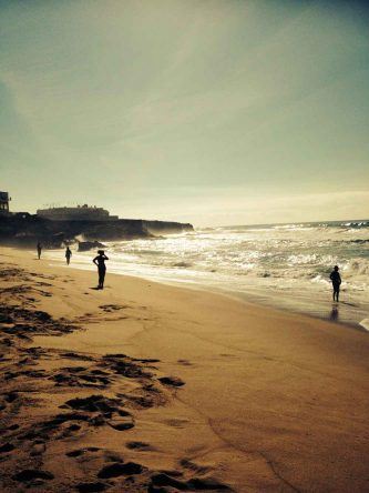 Mit starken Wellen ist der Praia do Guincho ein wahres Surfparadies in Portugal