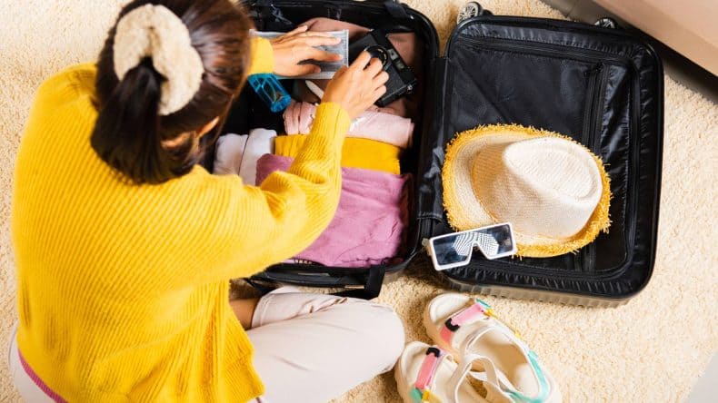 Frau pack Handgepäck Koffer