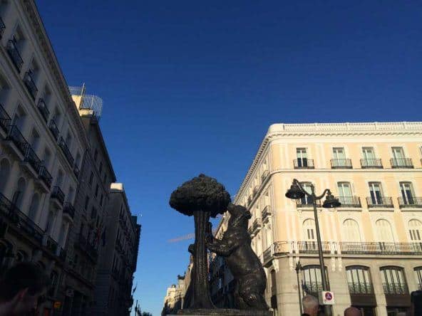 Das Wahrzeichen Madrids: Ein Bär, der am Erdbeerbaum nagt (Oso y el Madrono)