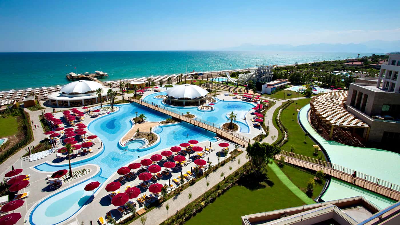 Hotel der Superlative: Kaya Palazzo Golf Resort mit beheizbarem VIP-Pool
