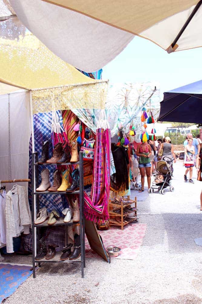 Hier findet man alles für ein echtes Ibiza-Ouftit: bunte Wildlederstiefel & selbstgemachte Blumenhaarbänder 