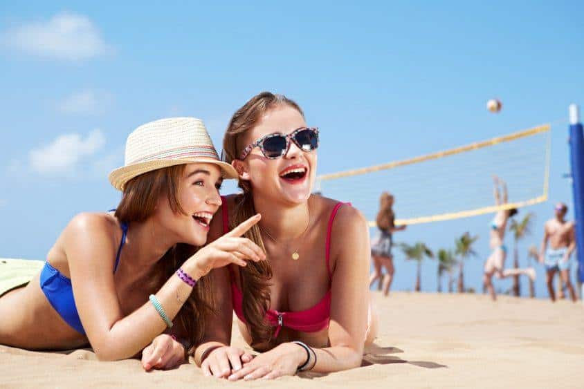 Mädchen im Teenageralter am Strand.
