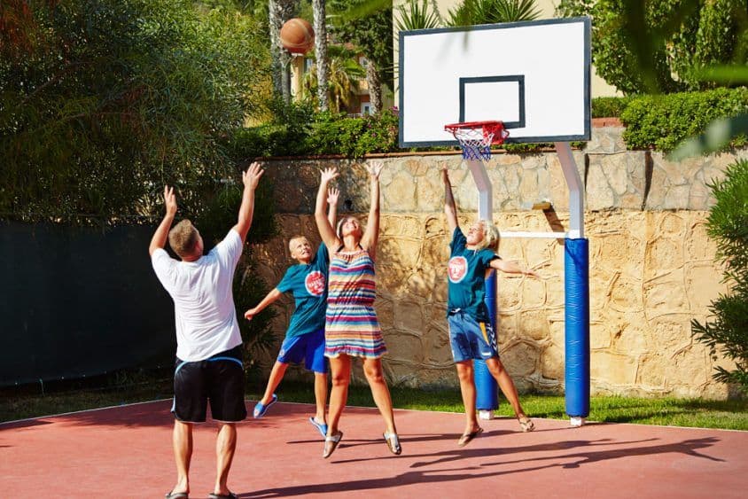 Teens beim gemeinsamen Basketballspiel.