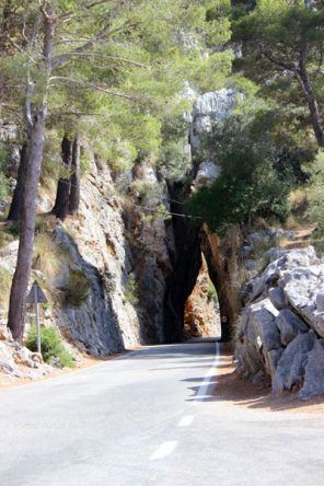 Mallorcas Straßen im Fels