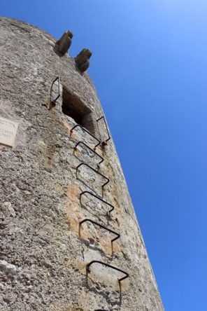 Auf diesen porösen Trittstufen geht es hinauf zum alten Wachturm am Cap Formentor in Mallorca