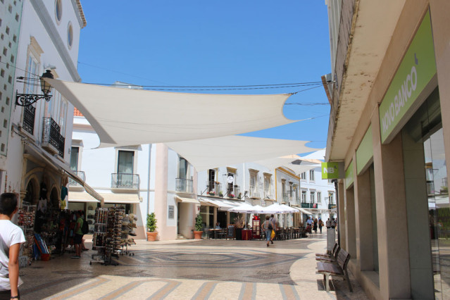 Sind hübsch und schützen vor der Sonne: Die Sonnensegel in der Altstadt von Faro